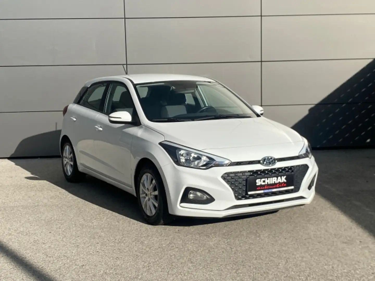 Hyundai i20 1,25 First Edition Weiß - 1