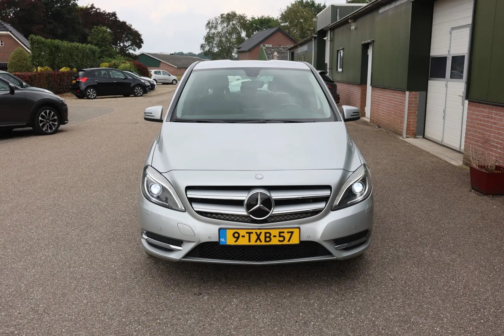 Mercedes-Benz B 180 Ambition, AUTOMAAT 7Traps, NL, 2e Eig. Hogere inst Grijs - 2
