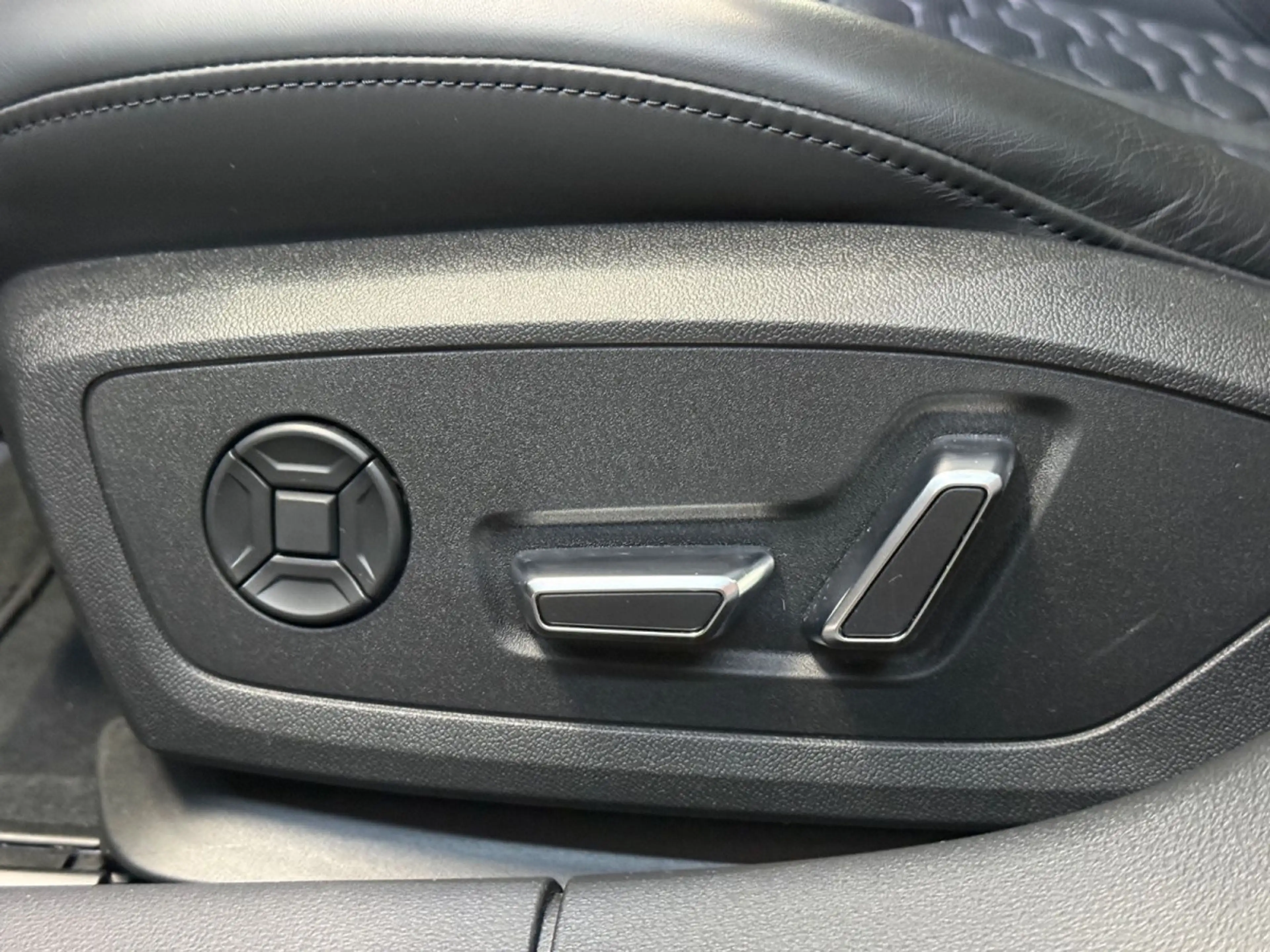 Audi RS6 -R RS6 PERFORMANCE*HUD*AHK*MATRIX*PANO*630PS — photo 13