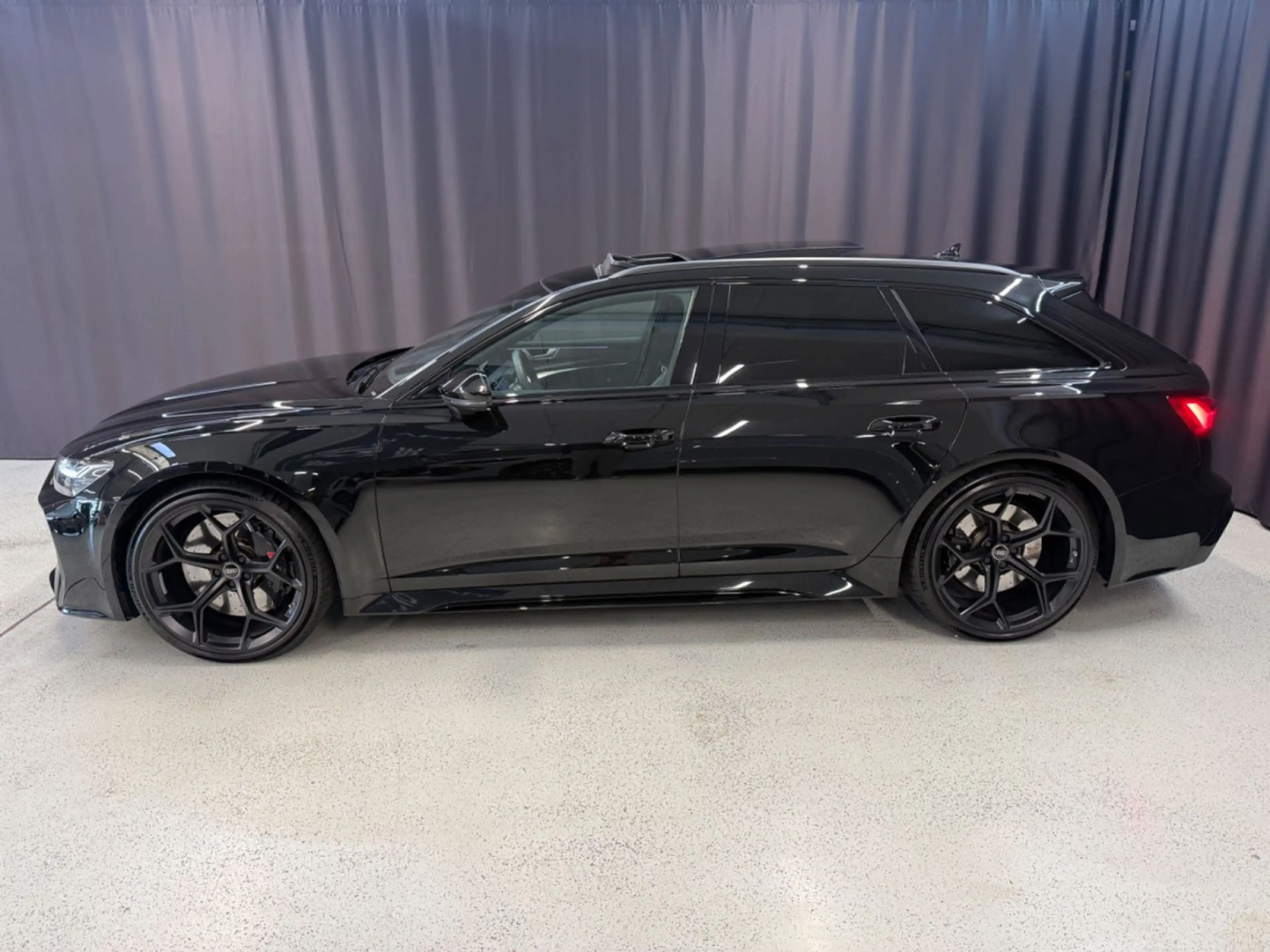 Audi RS6 -R RS6 PERFORMANCE*HUD*AHK*MATRIX*PANO*630PS — photo 3