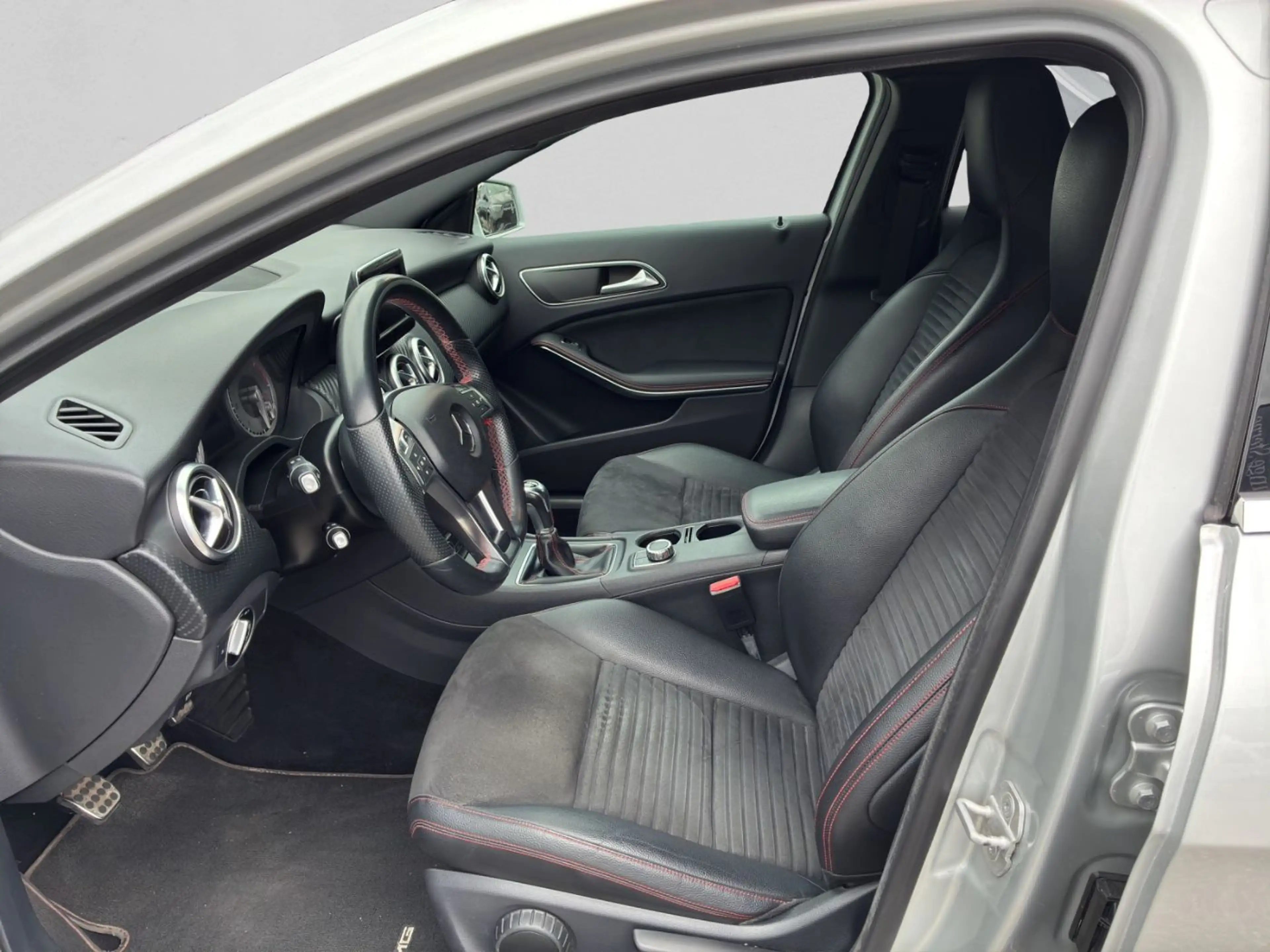 Mercedes-Benz A 180 d AMG Line AMG Sportpaket Xenon Klima — photo 6