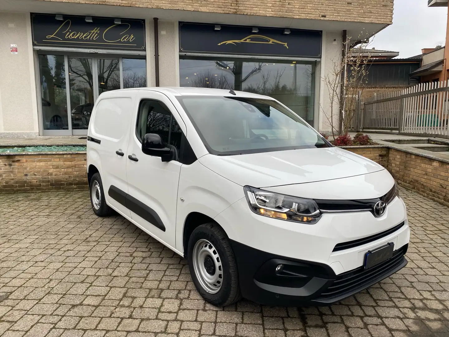 Toyota Proace City 1.2 110 Cv Comfort S&S PC 5p. L1H1 3 POSTI BENZINA Blanc - 1