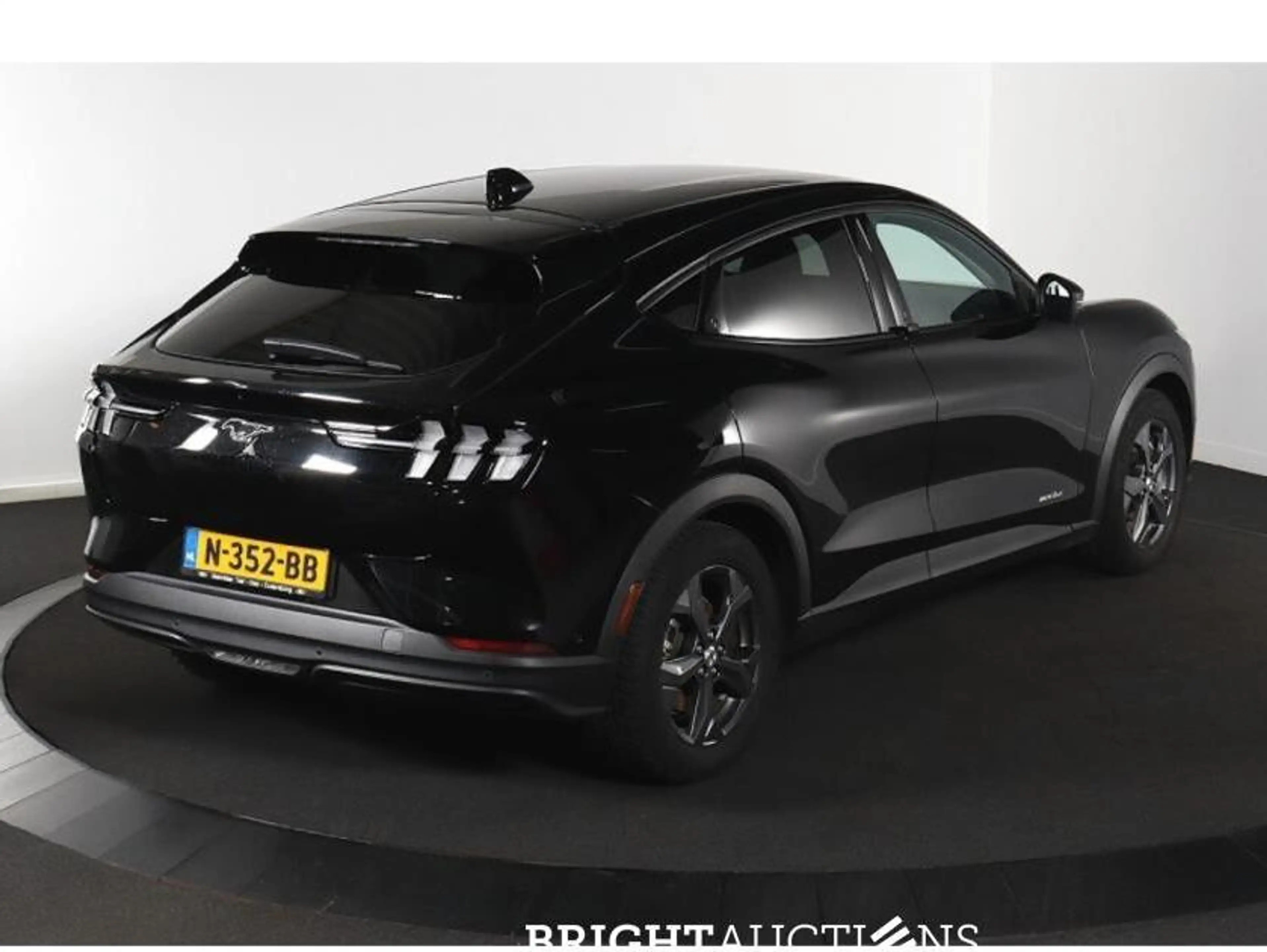 Ford Mustang RWD — photo 2