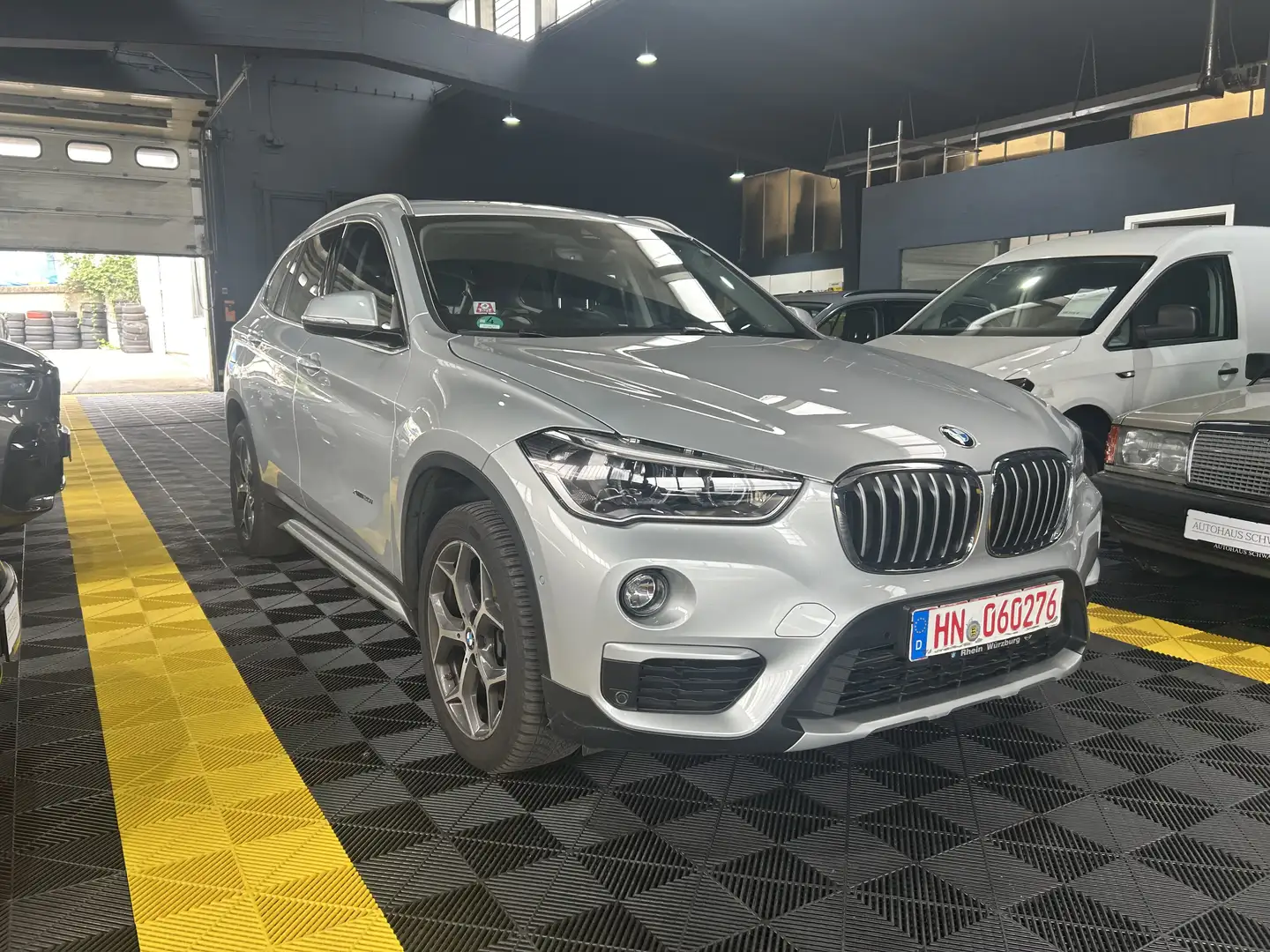 BMW X1 xDrive 20 i xLine,Rüchfahrk.,Panorama,Leder Grau - 1