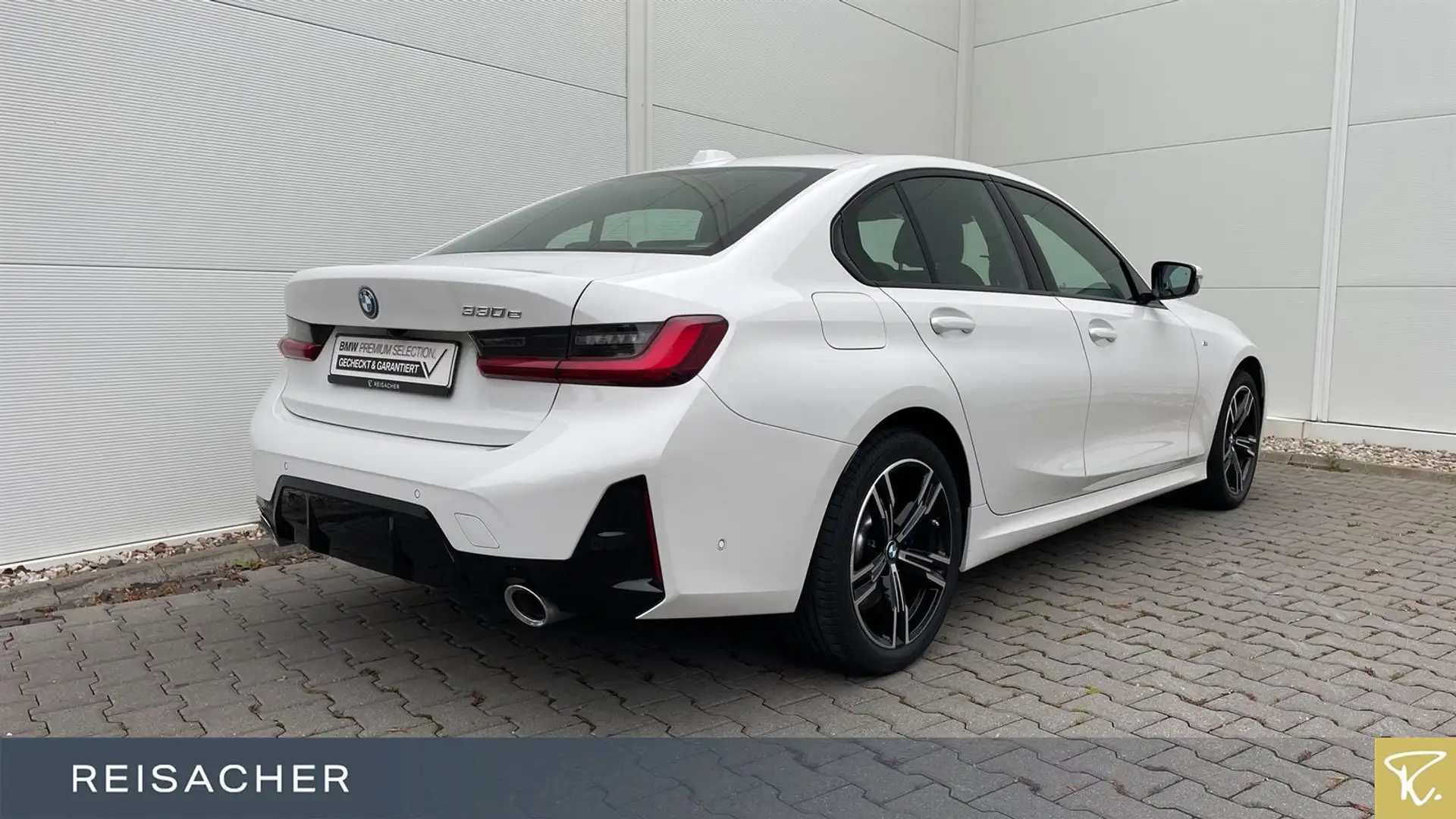 BMW 330 e A Lim M Sport,AHK,DAPro.HuD,SD,el.Sitze Weiß - 2