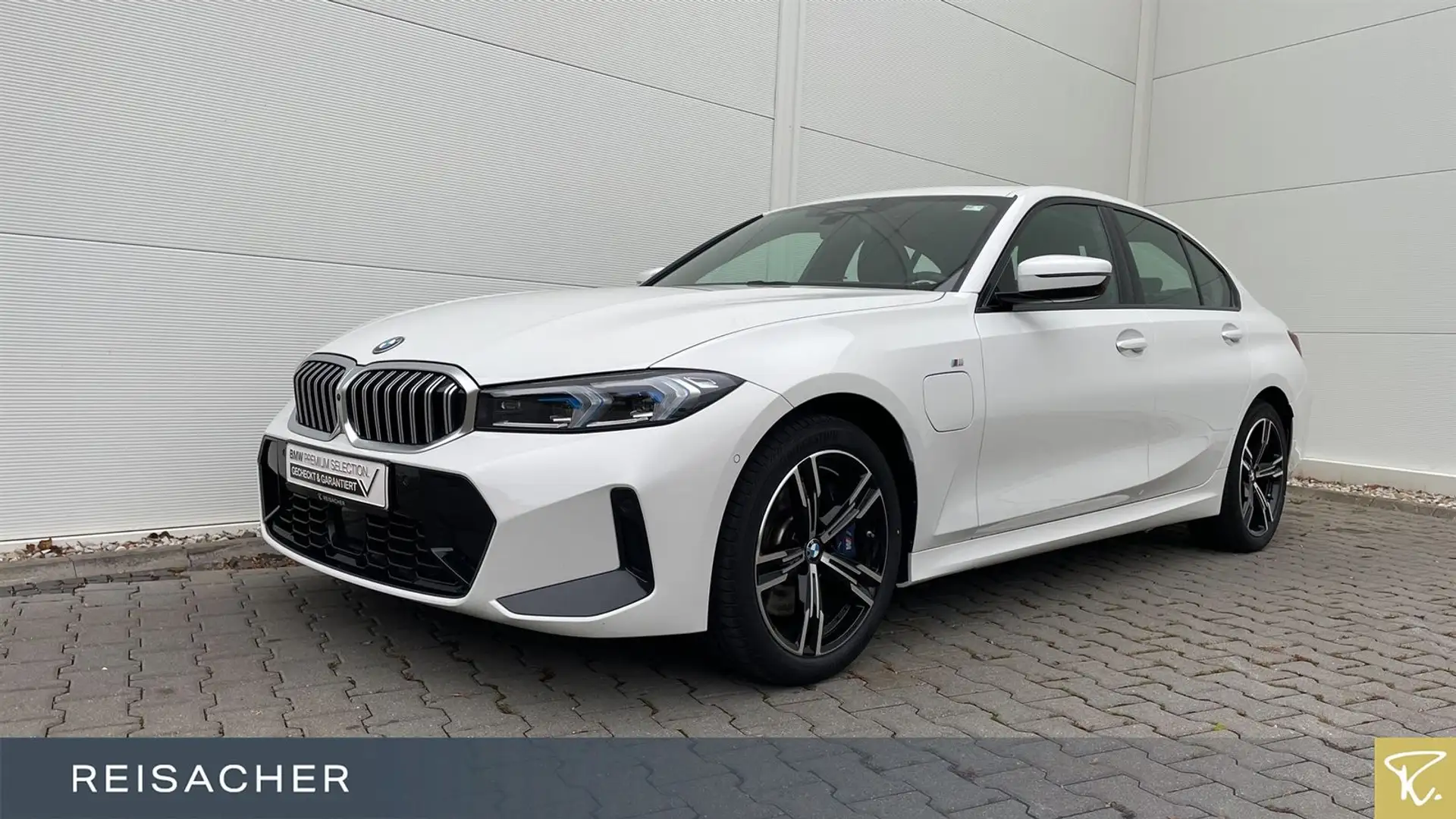 BMW 330 e A Lim M Sport,AHK,DAPro.HuD,SD,el.Sitze Weiß - 1