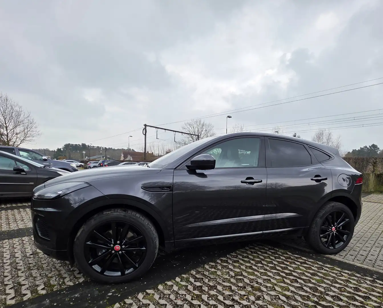 Jaguar E-Pace E-Pace P300e AWD R-Dynamic S Grijs - 2