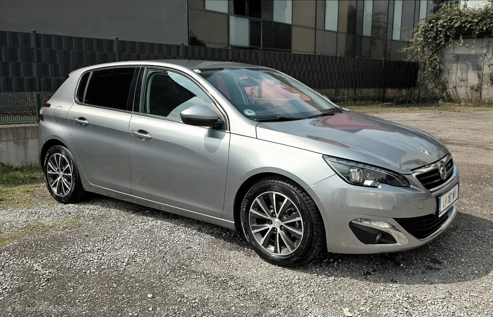 Peugeot 308 1,6 Blue HDi Allure Grau - 1