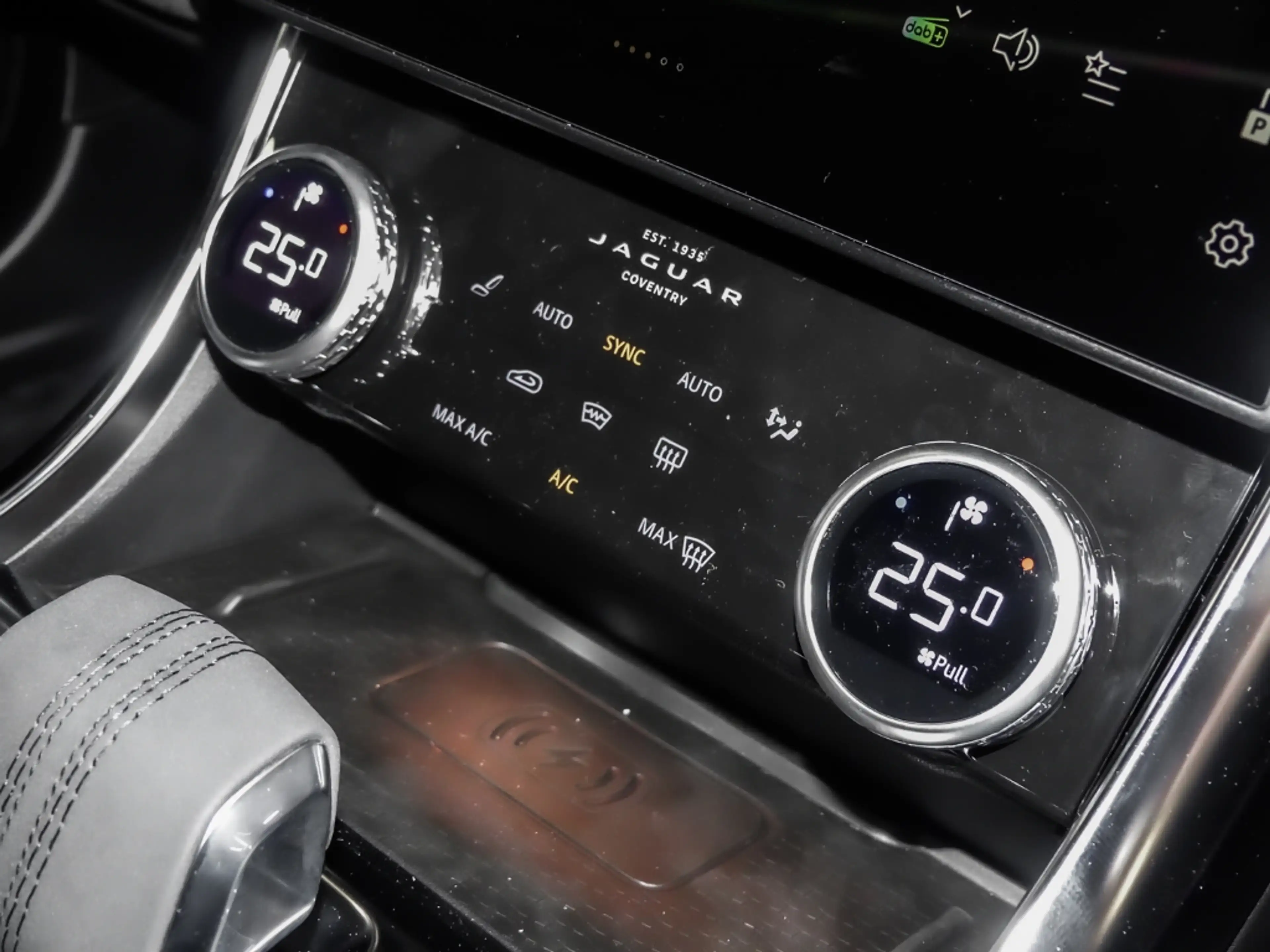 Jaguar XF Sportbrake R-Dynamic HSE AWD D200 Mild-Hybrid EU6d — photo 12