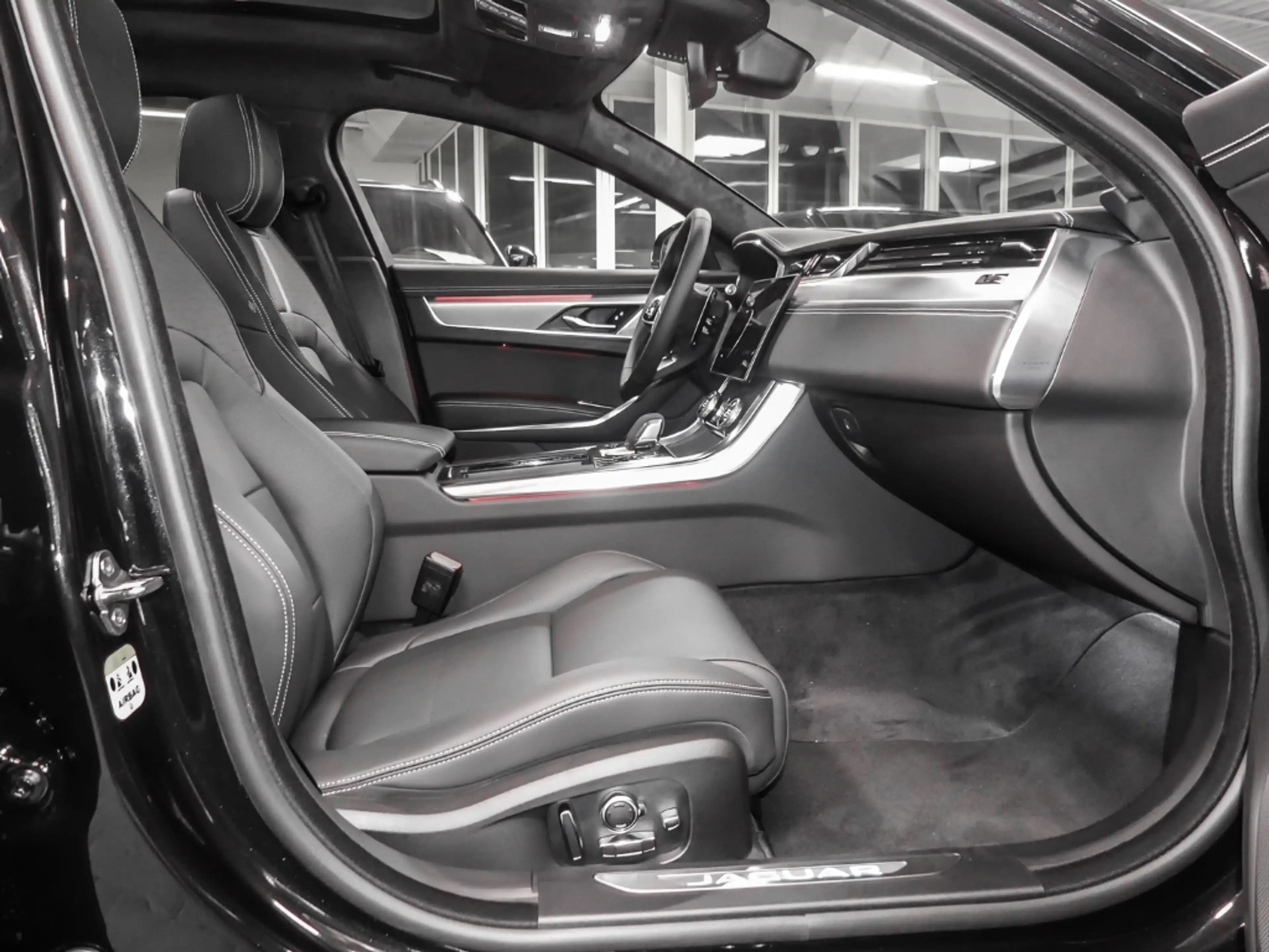 Jaguar XF Sportbrake R-Dynamic HSE AWD D200 Mild-Hybrid EU6d — photo 3