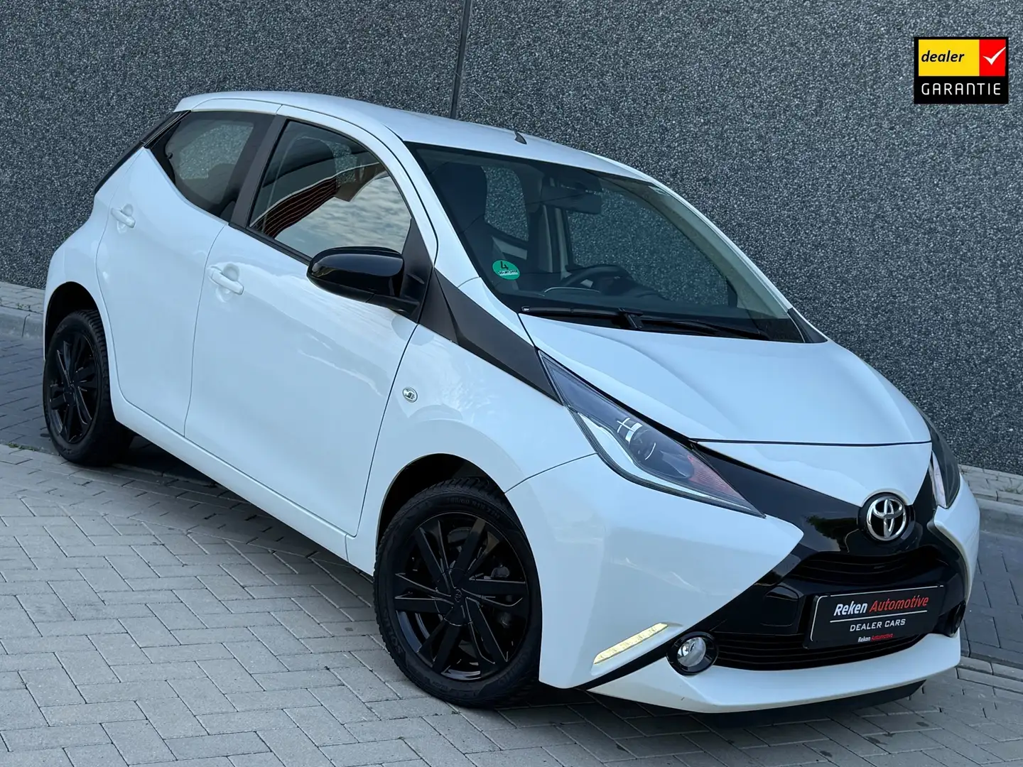 Toyota Aygo 1.0 VVT-i x-play Led Cruise Airco Parkeer Camera Wit - 1