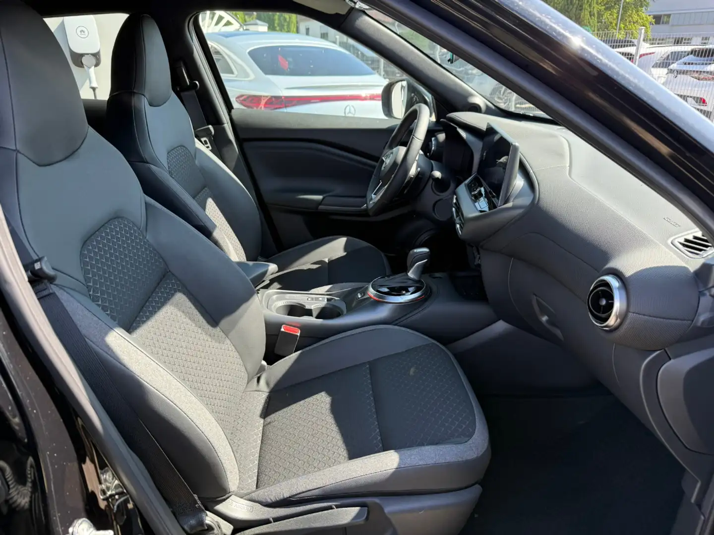 Nissan Juke 1.0DIG-T N-Connecta DCT Winter Paket Schwarz - 2