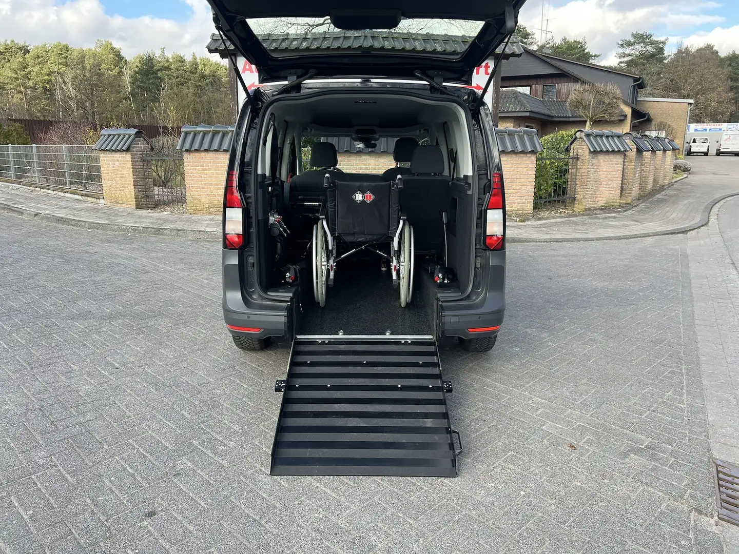Volkswagen Caddy neues Modell, neuer Rollstuhlumbau Schwarz - 2