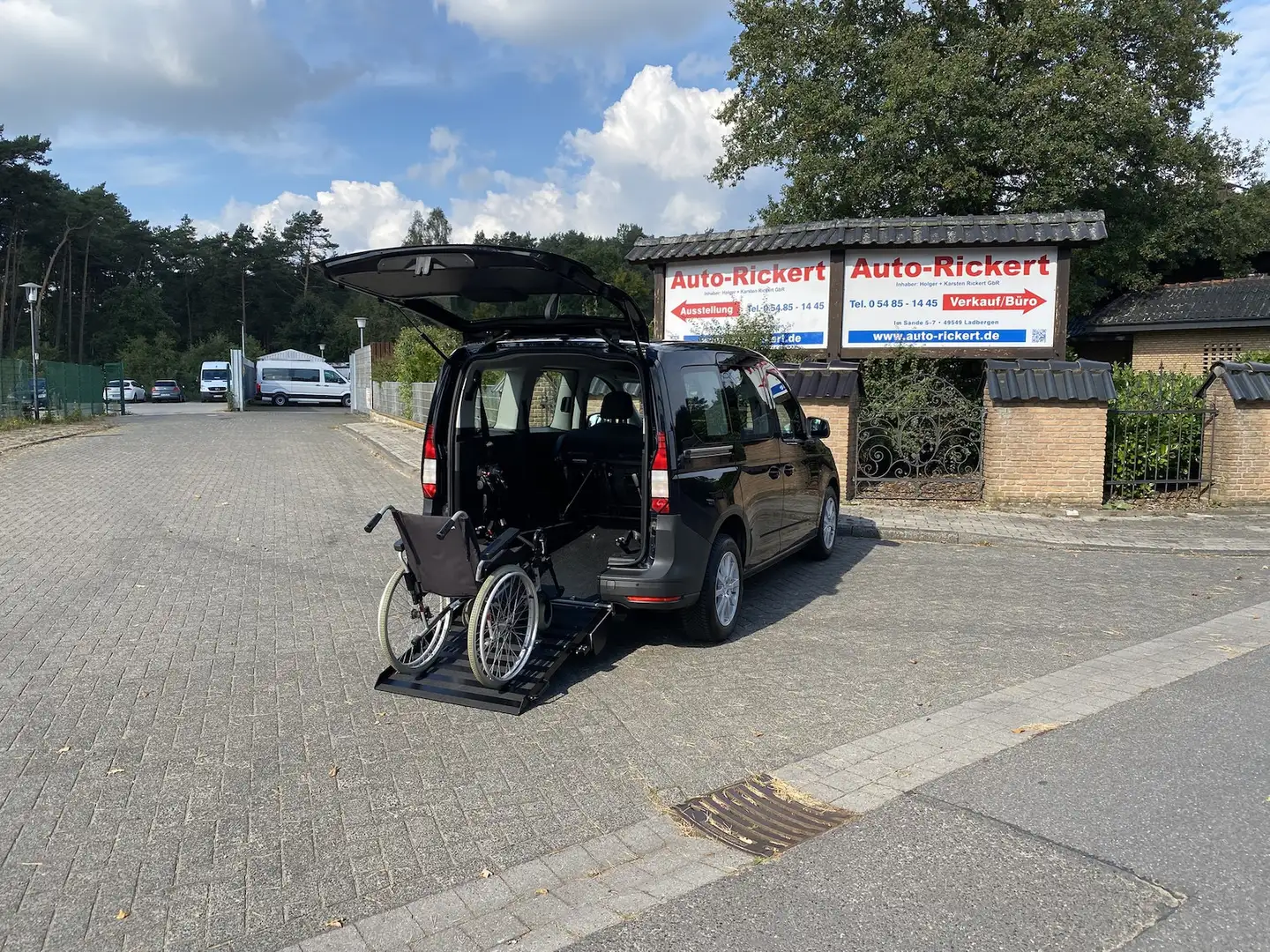 Volkswagen Caddy neues Modell, neuer Rollstuhlumbau Schwarz - 1