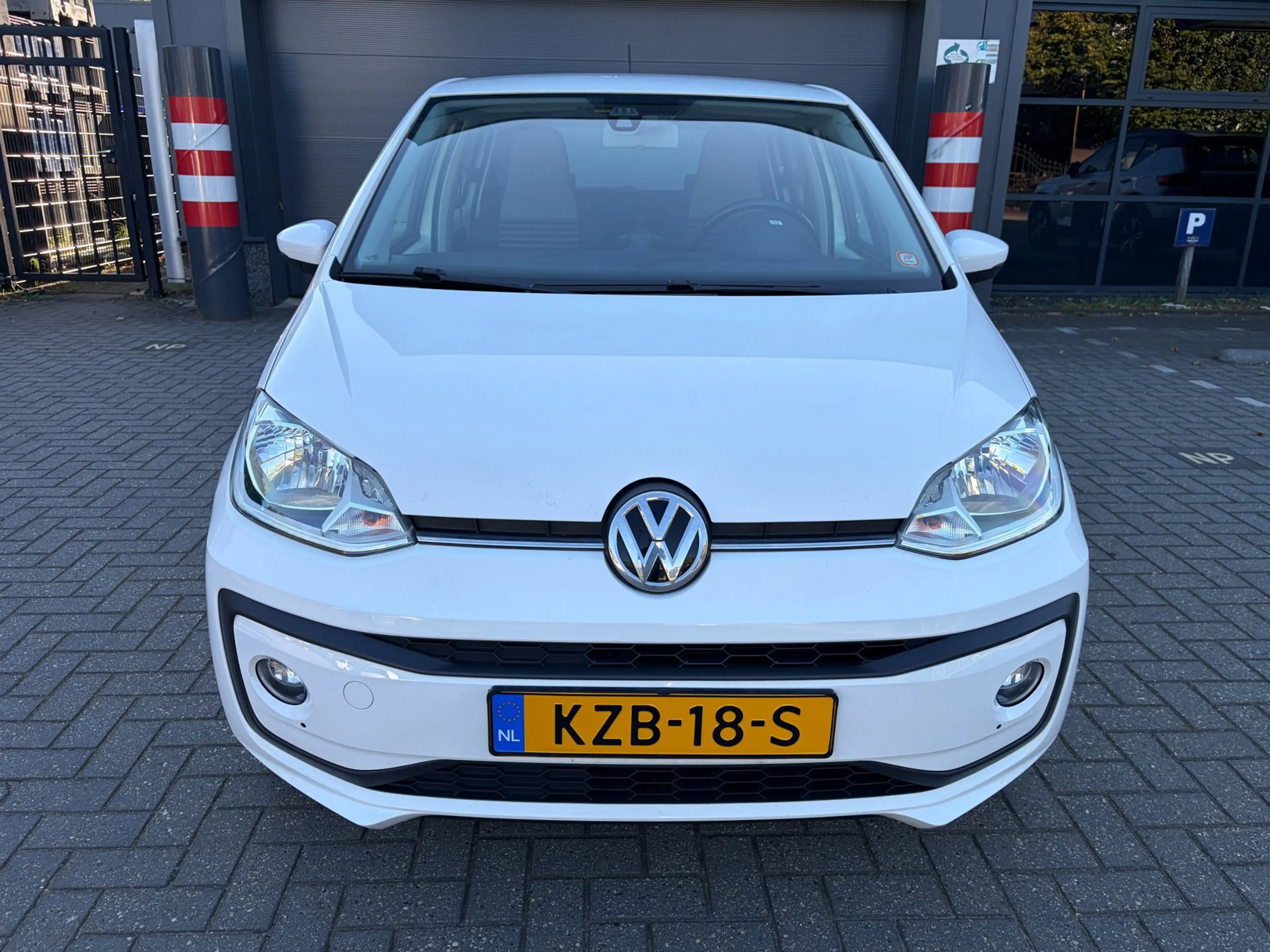 Volkswagen up! 1.0 BMT high up! / Airco / stoelverw. / 5-drs — photo 2