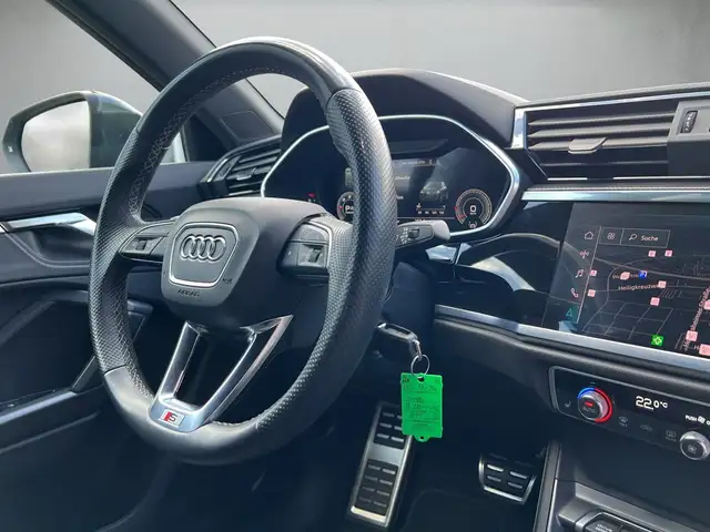 Audi Q3 view 7