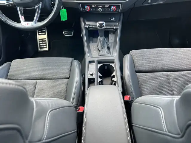 Audi Q3 view 9
