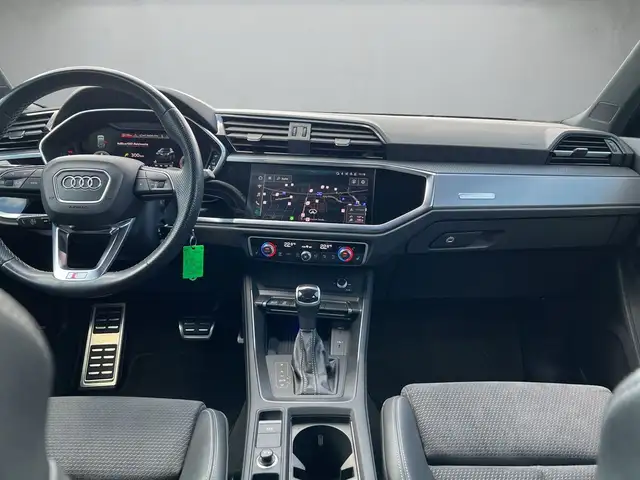 Audi Q3 view 8