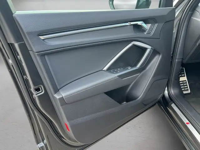 Audi Q3 view 6