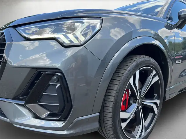 Audi Q3 view 4