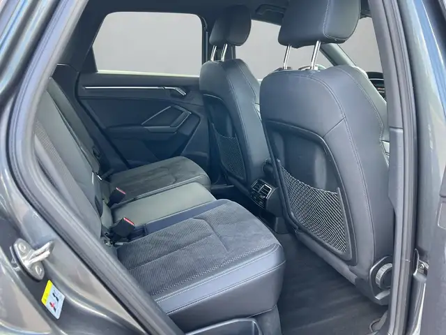Audi Q3 view 12