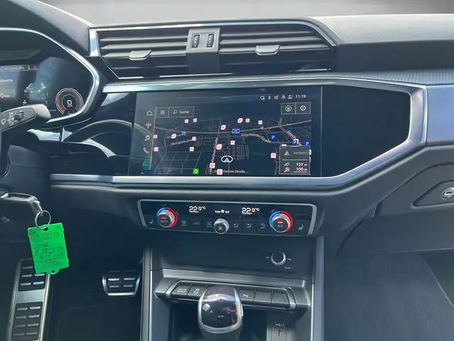 Audi Q3 view 10