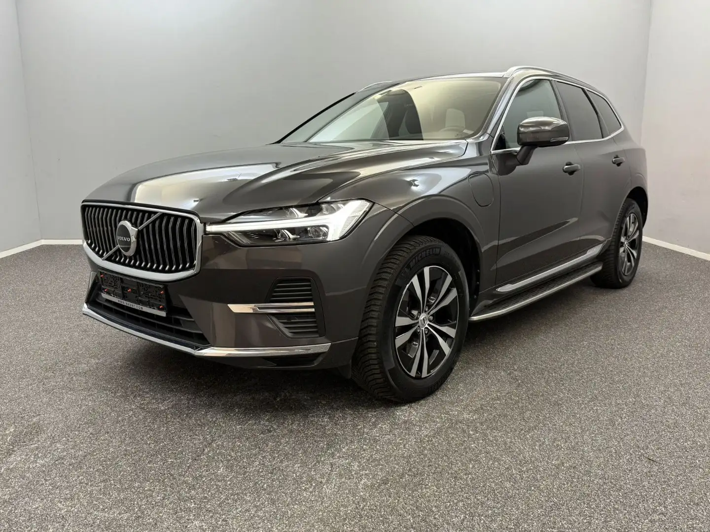 Volvo XC60 T6 ESSENT*PANO*SITZKLIM*STD-HZG*LED*WIDE Grau - 1