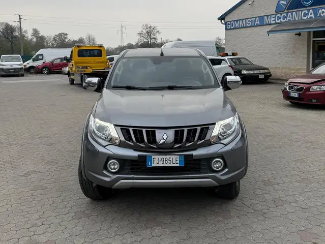 Mitsubishi L200 L200 Cab V 2016 d.cab 2.4d Intense Diamond Pack 4wd 181cv auto N1 my17