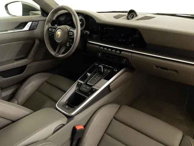 Porsche 911 view 11