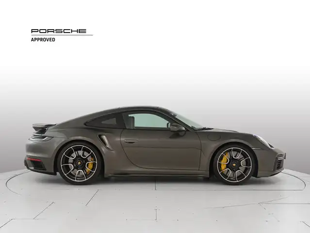 Porsche 911 view 6