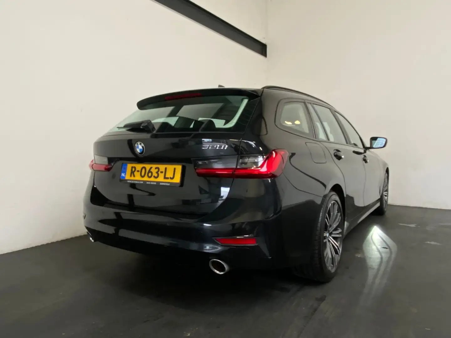 BMW 320 3-serie Touring 320i High Executive Schwarz - 2