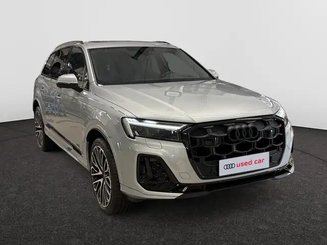 Audi Q7 view 9