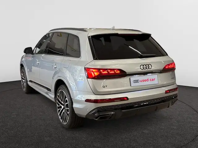 Audi Q7 view 4