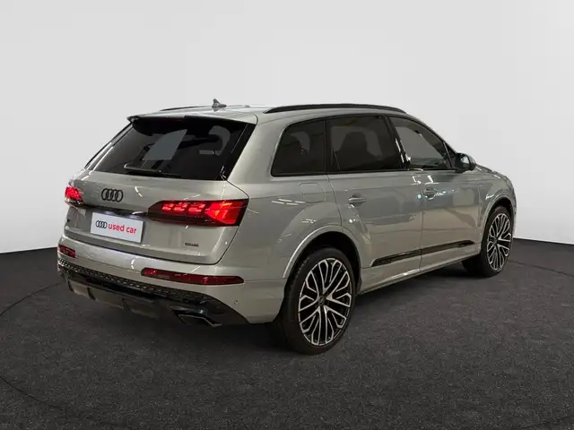 Audi Q7 view 7
