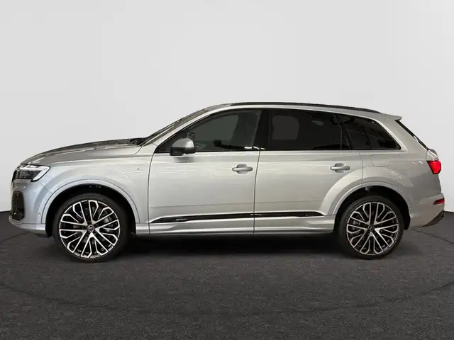 Audi Q7 view 3