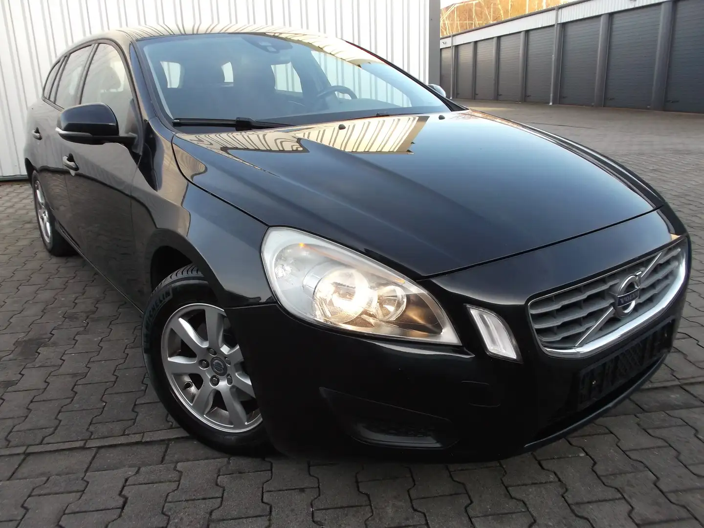 Volvo V60 T3 Momentum.TÜV.1/2026.AHK.MULTI.6GANG.PDC. Noir - 1