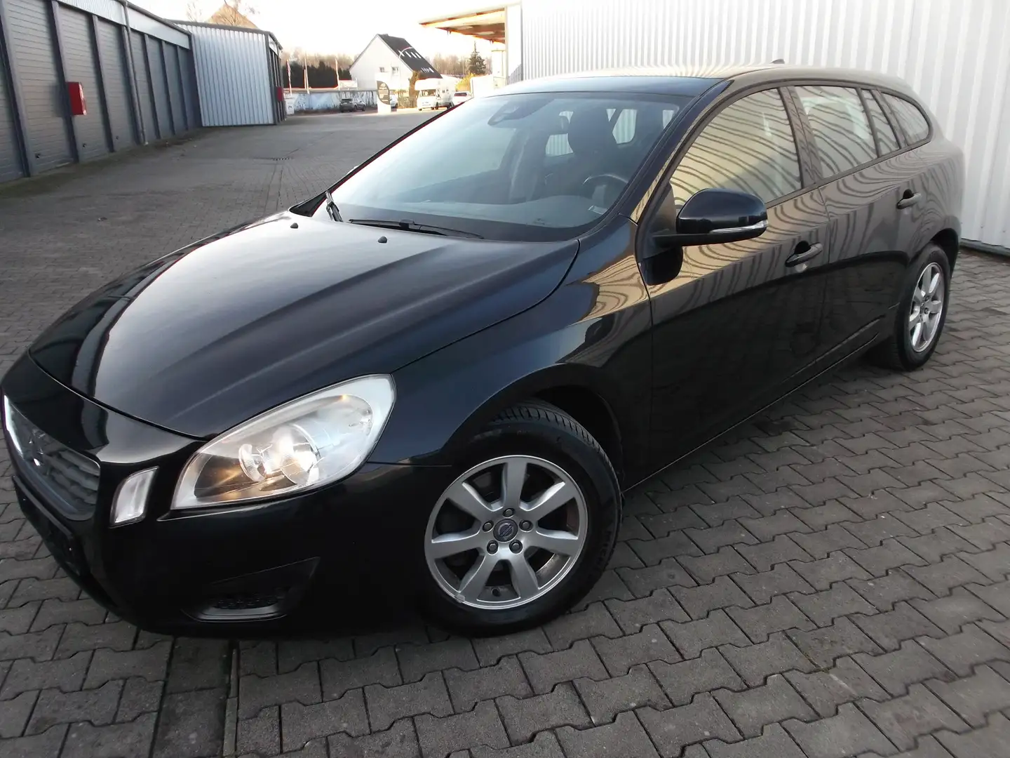 Volvo V60 T3 Momentum.TÜV.2/2026.AHK.MULTI.6GANG.PDC. Noir - 1