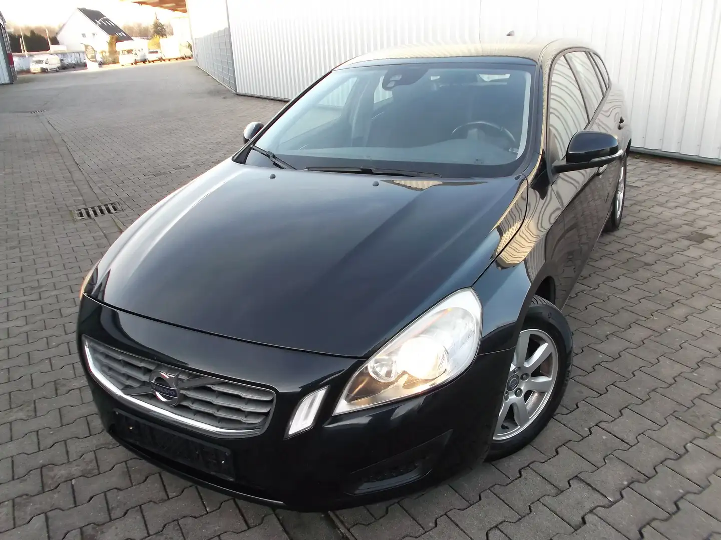 Volvo V60 T3 Momentum.TÜV.2/2026.AHK.MULTI.6GANG.PDC. Schwarz - 1