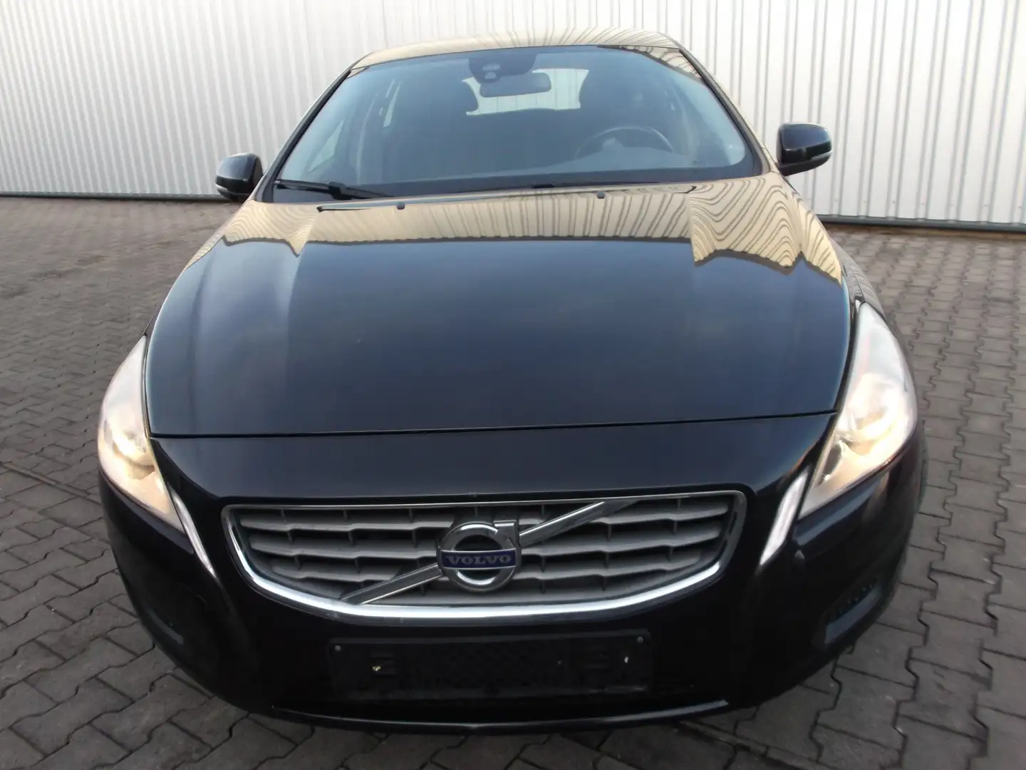 Volvo V60 T3 Momentum.TÜV.2/2026.AHK.MULTI.6GANG.PDC. Černá - 1