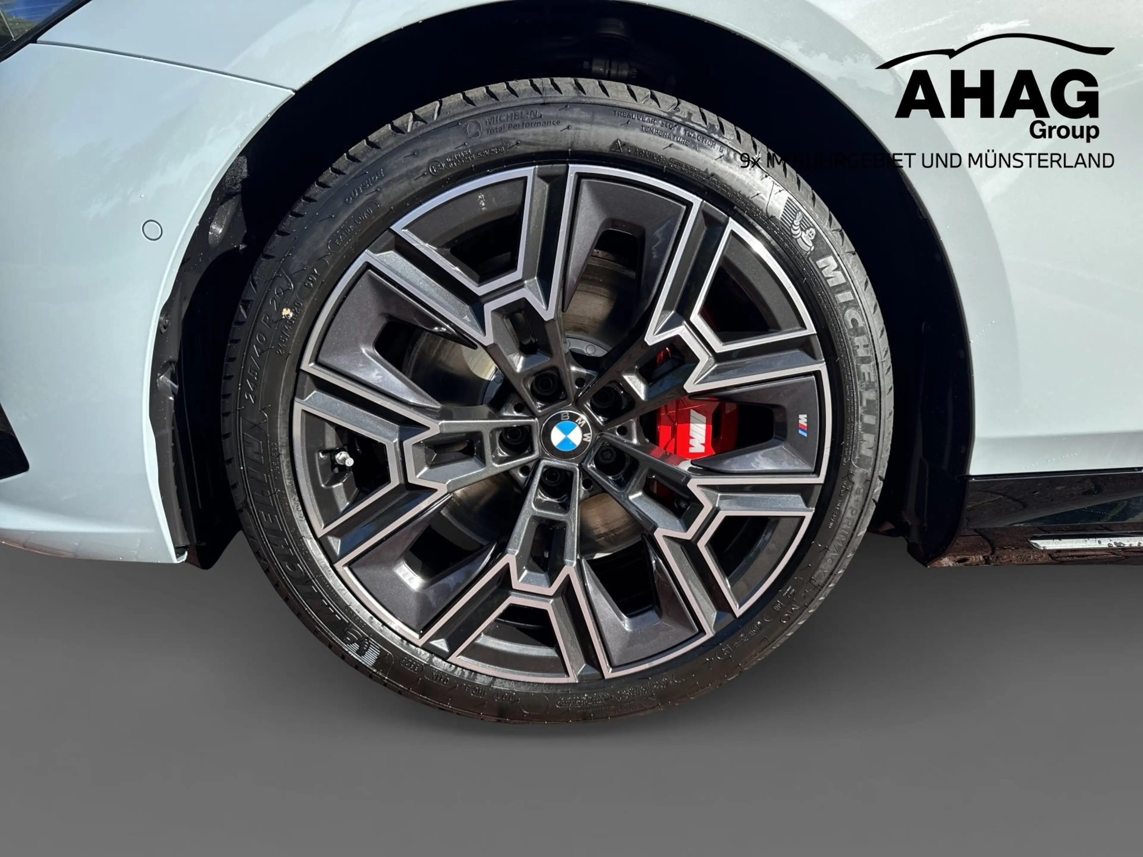 BMW i5 xDrive40 Touring — photo 12