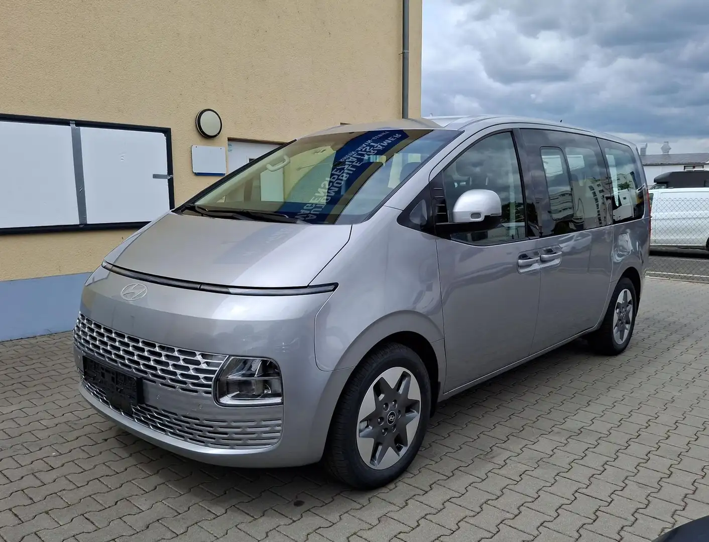 Hyundai STARIA Comfort Plus 9 Sitzer Navi Kamera Sitzheizung L... Argintiu - 1
