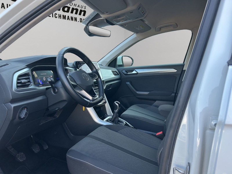 Volkswagen T-Roc Life — photo 11