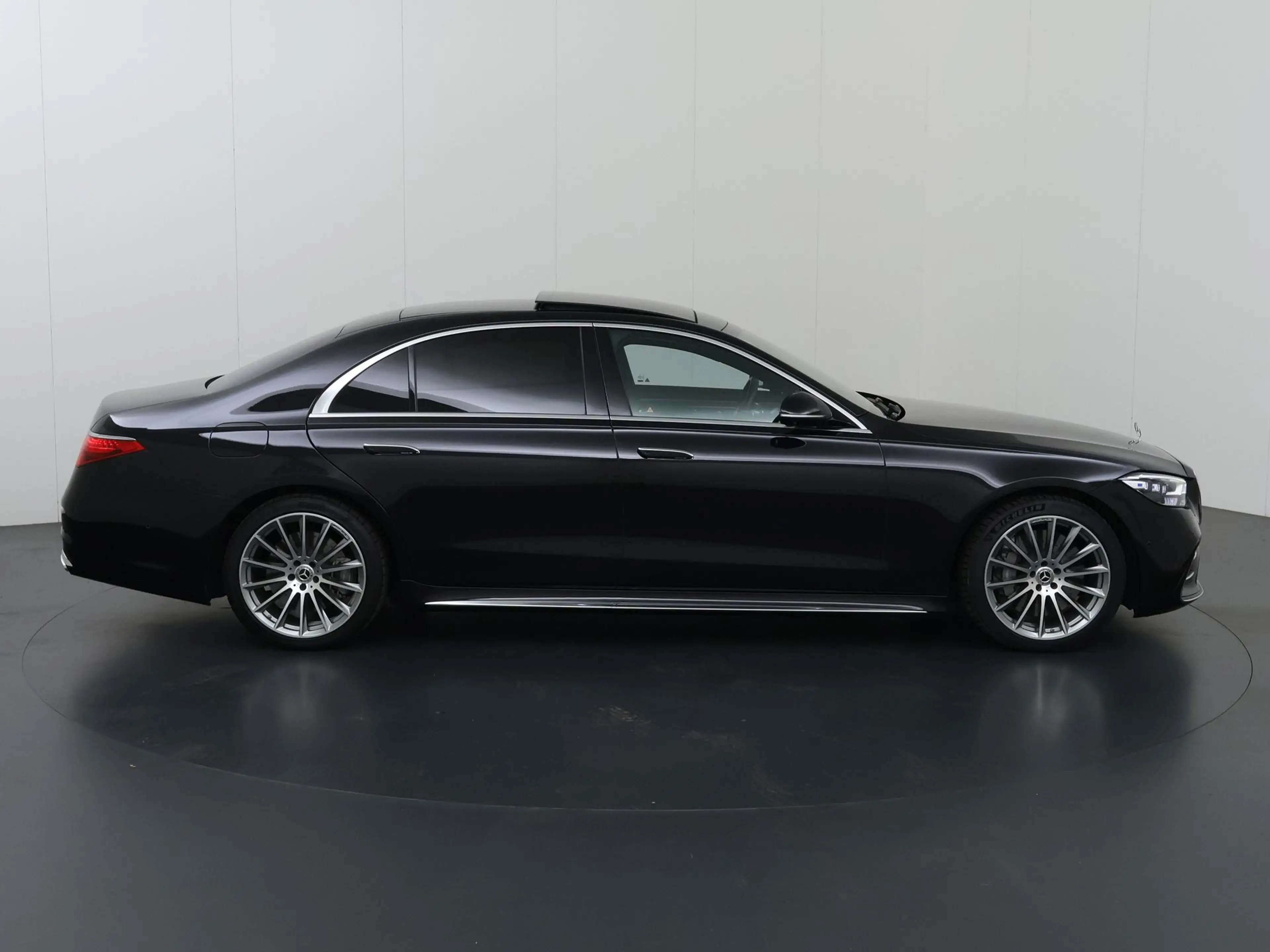 Mercedes-Benz S 580 e Lang AMG Line | Digital Light | Rear Executive p — photo 6