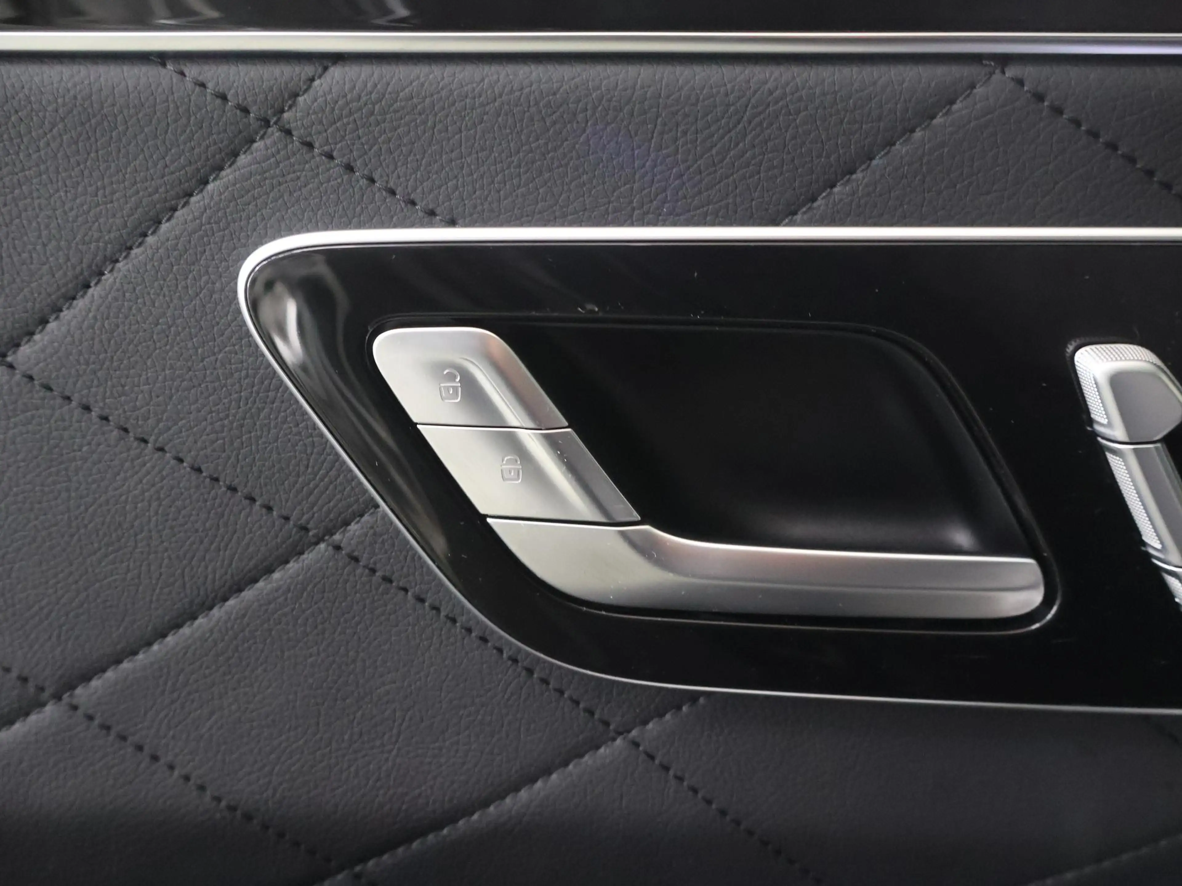 Mercedes-Benz S 580 e Lang AMG Line | Digital Light | Rear Executive p — photo 12
