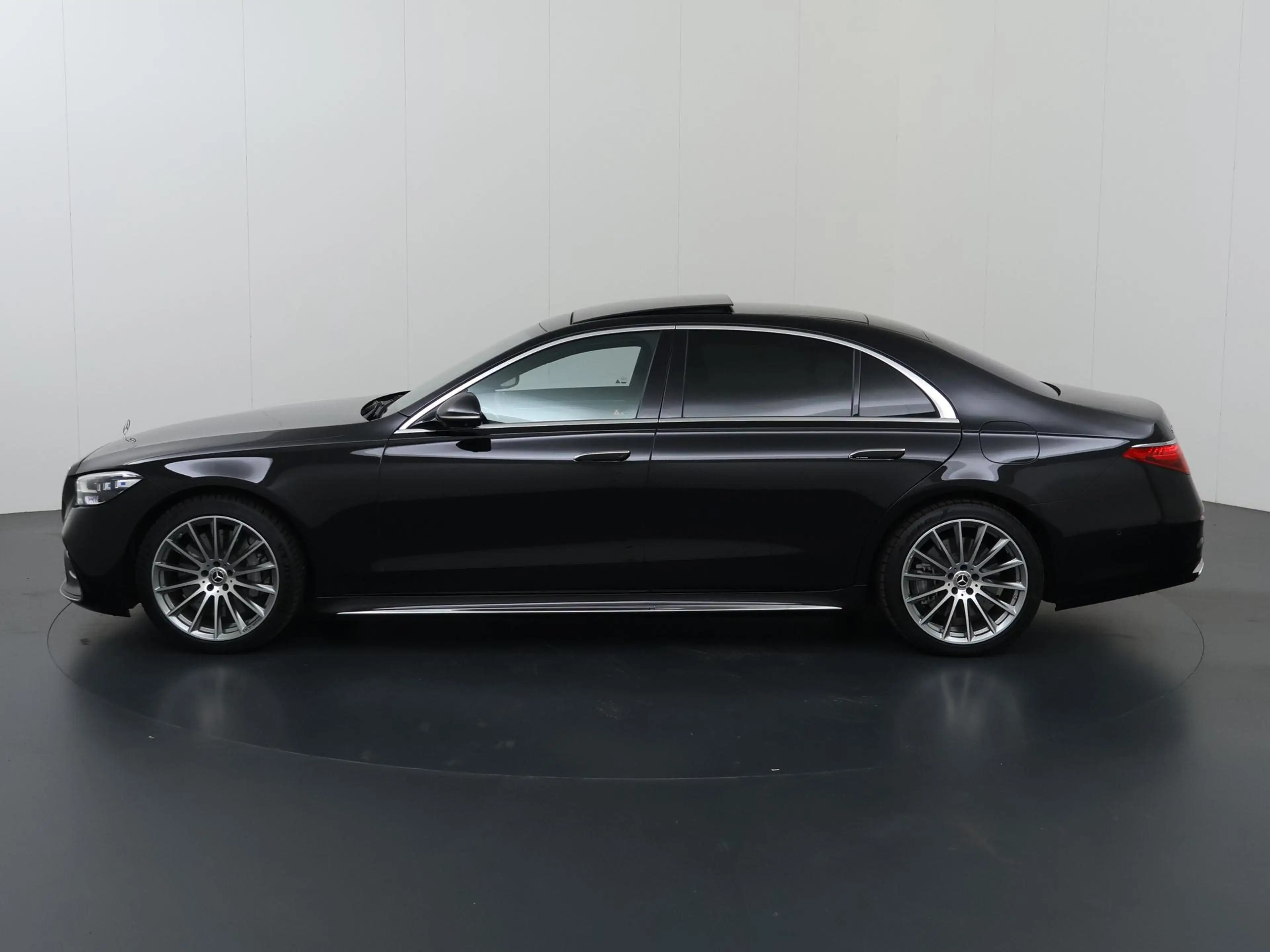 Mercedes-Benz S 580 e Lang AMG Line | Digital Light | Rear Executive p — photo 5