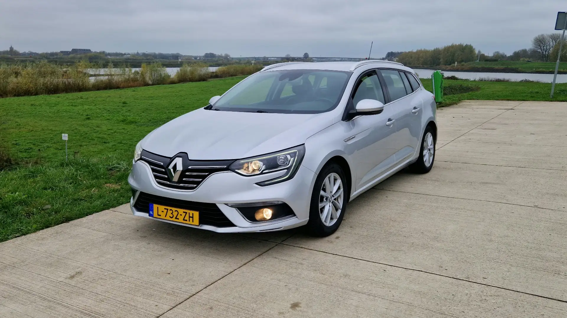 Renault Megane 1.2 TCe Zen Zilver - 1
