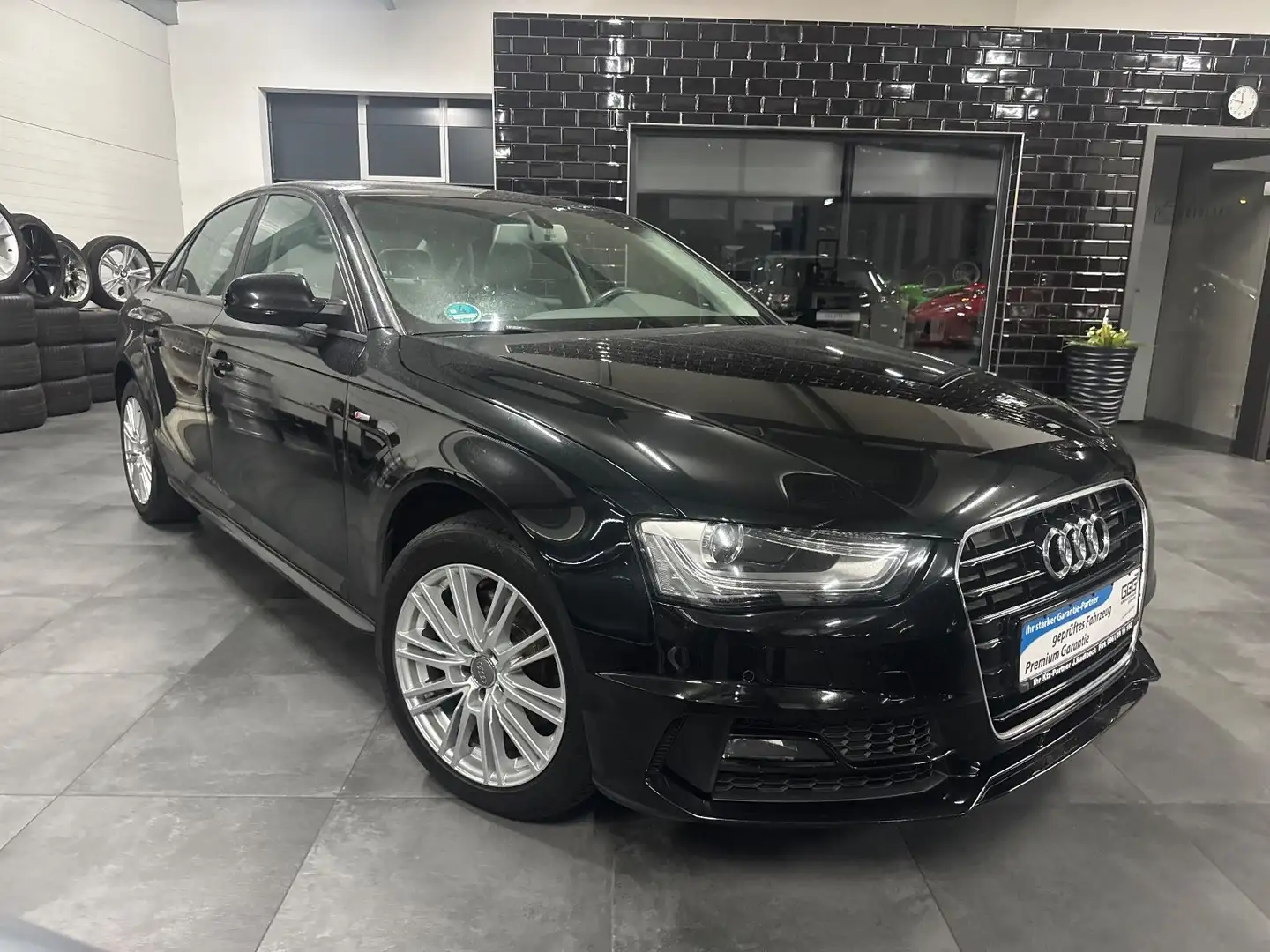 Audi A4 Lim. S LINE Schwarz - 1