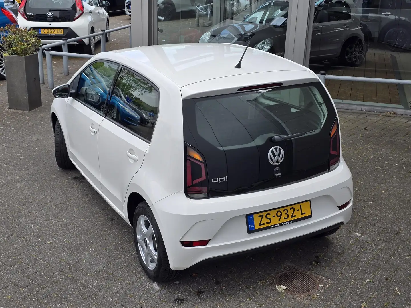 Volkswagen up! 1.0 BMT move up! Executive Wit - 2