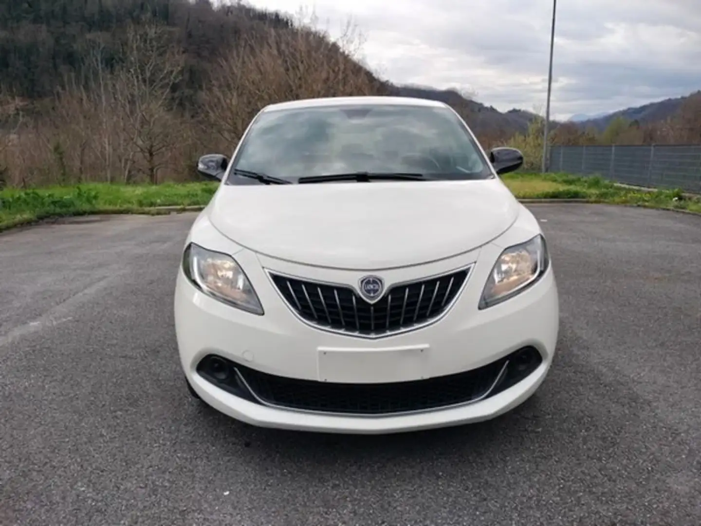 Lancia Ypsilon 1.0 FireFly 5 porte S&S Hybrid Silver Gpl!! Bianco - 2