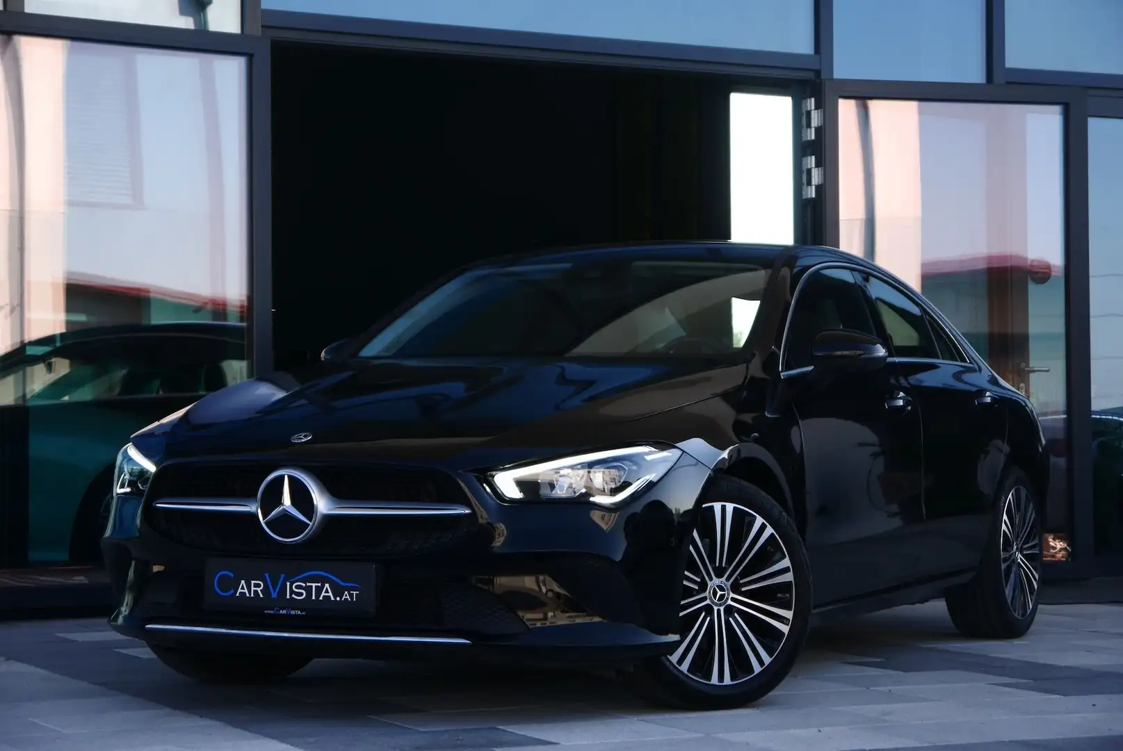 Mercedes-Benz CLA 200 Aut.  Park-Paket & Navigation Schwarz - 2
